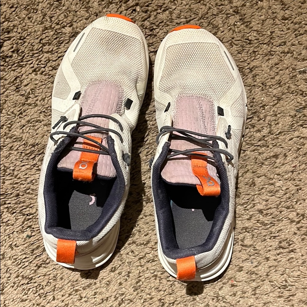 On Cloud light grey/cream Sneakers - Preloved, see all pics